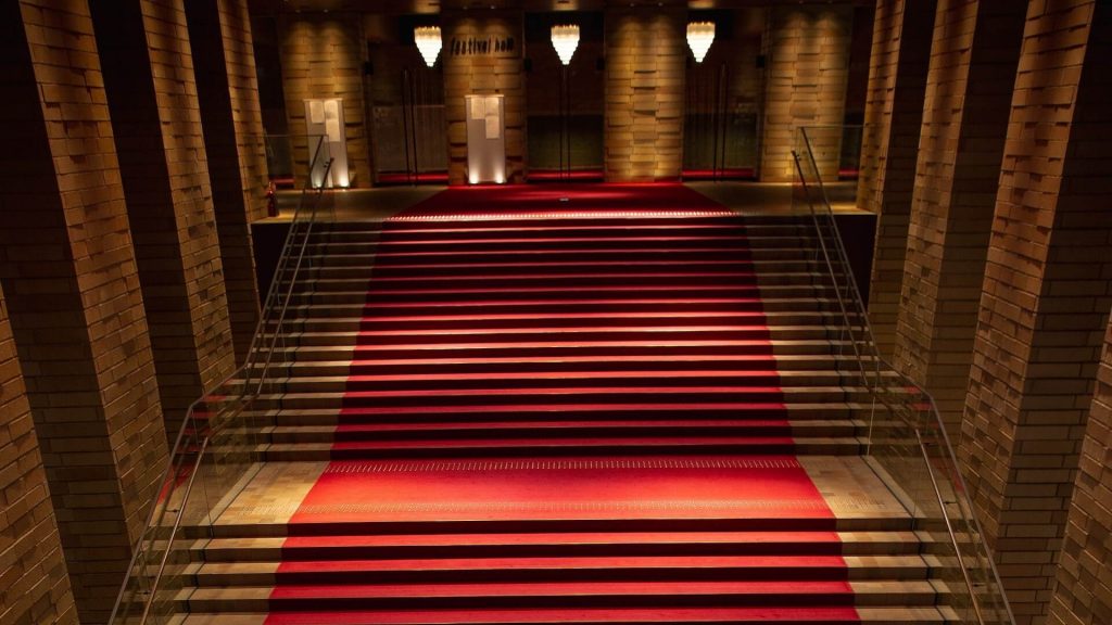 Vue d'un tapis rouge glamour, que l'on voit généralement lors d'événements et d'avant-premières très médiatisés.